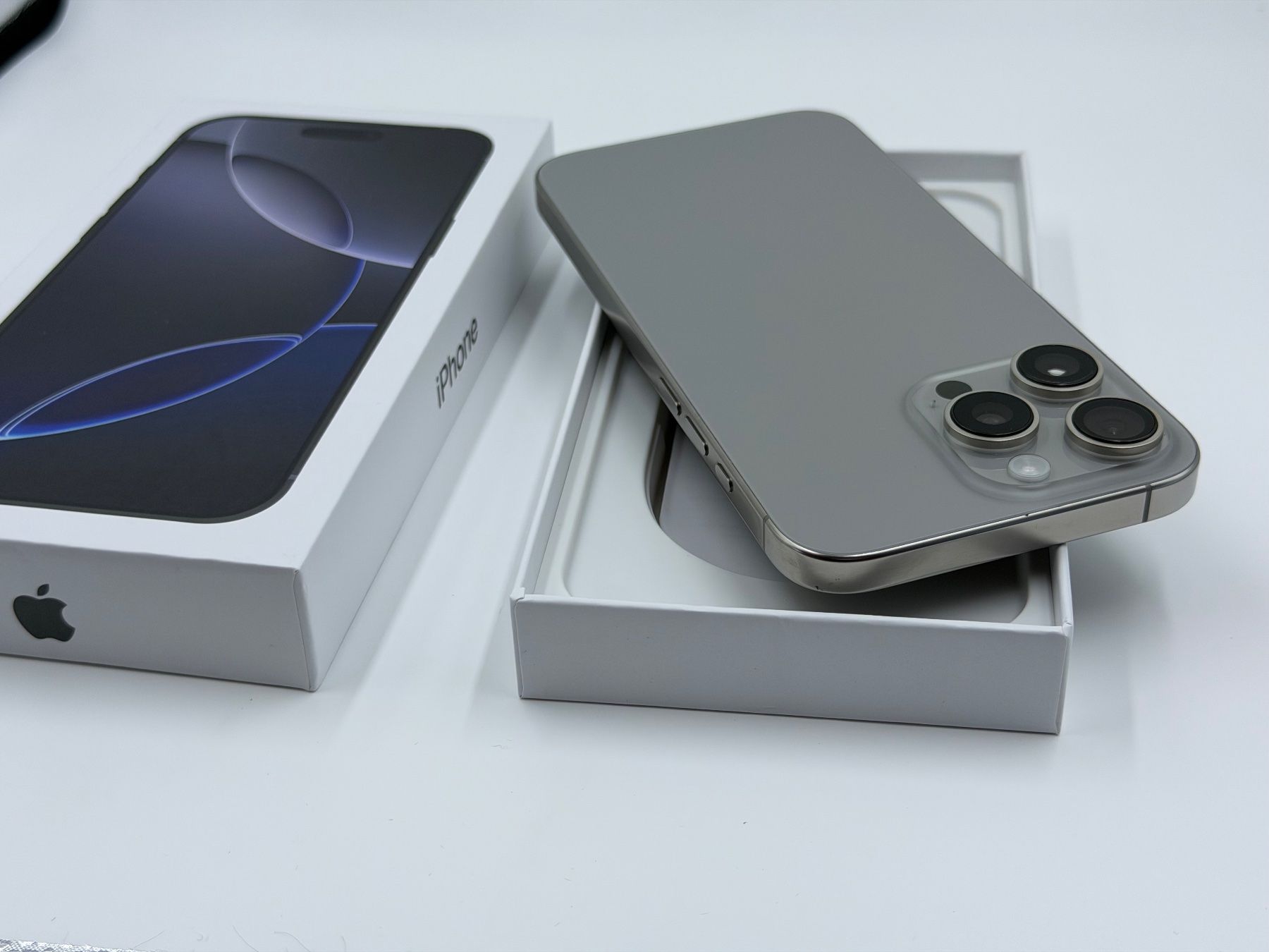 Apple Telefoni cellulari / Smartphones: iPhone 16 Pro Max 256 GB  | Wie neu – Nuovo (secondo la descrizione) da Chur venduto da ReplaceHub