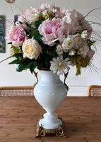 Exklusive Vase mit grossem Seidenblumenstrauss