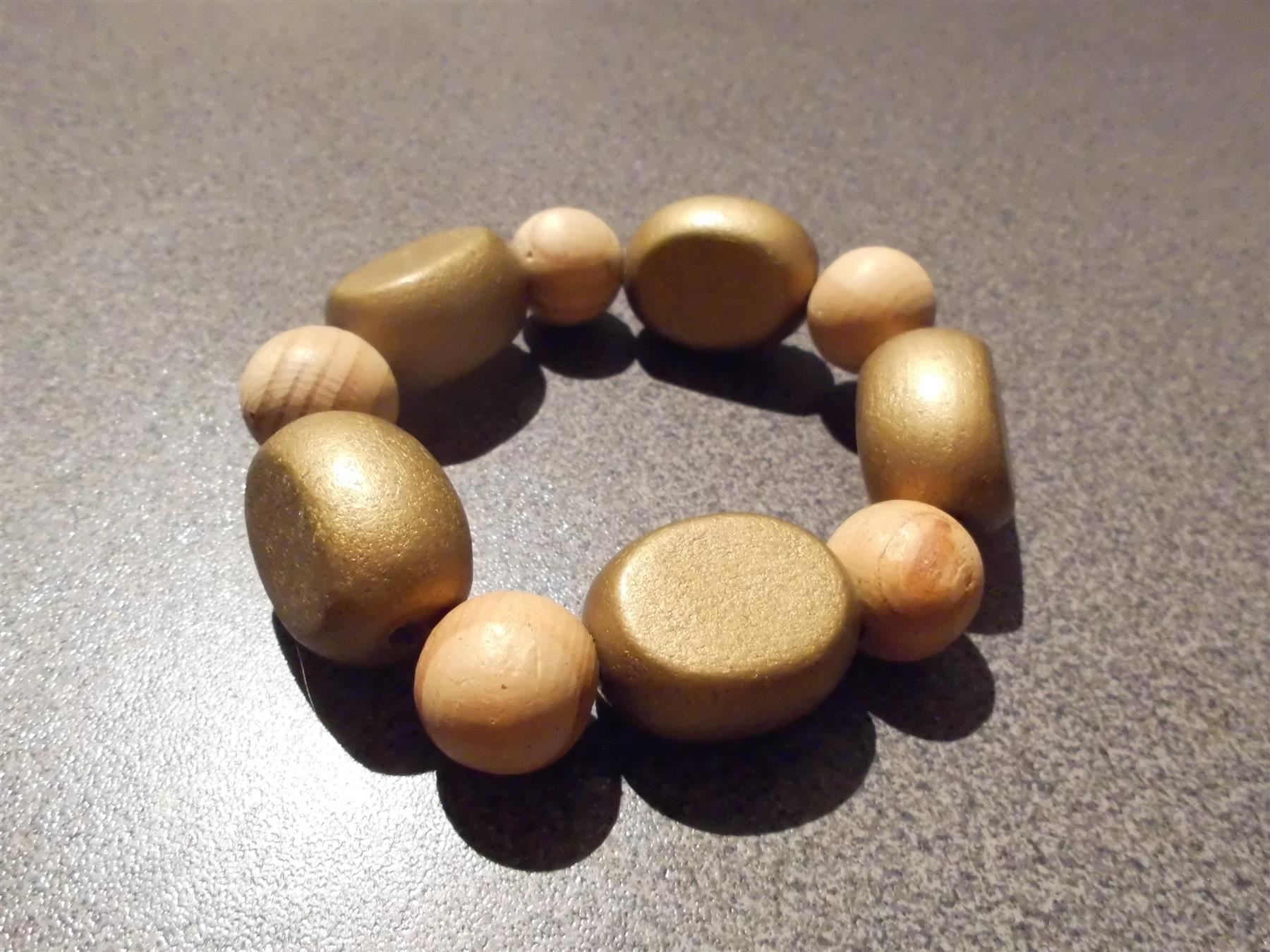 Bracciali & Braccialetti: Armband Holzperlen/goldfarbig – Usato da Zürich venduto da abraxas1291