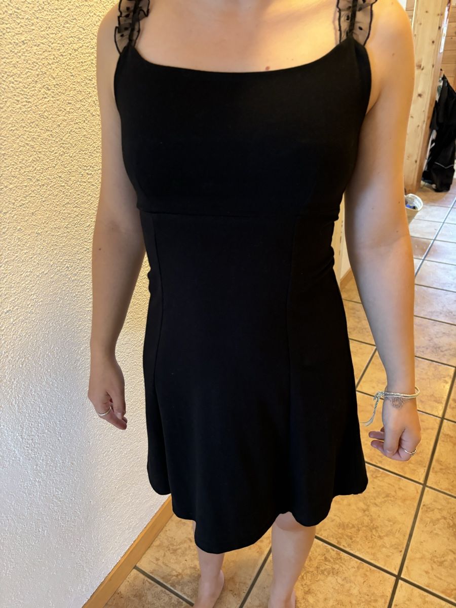 Vestiti: schwarzes Kleid mit hübschen Träger – Nuovo (secondo la descrizione) da Nürensdorf venduto da ali_qyh6 5