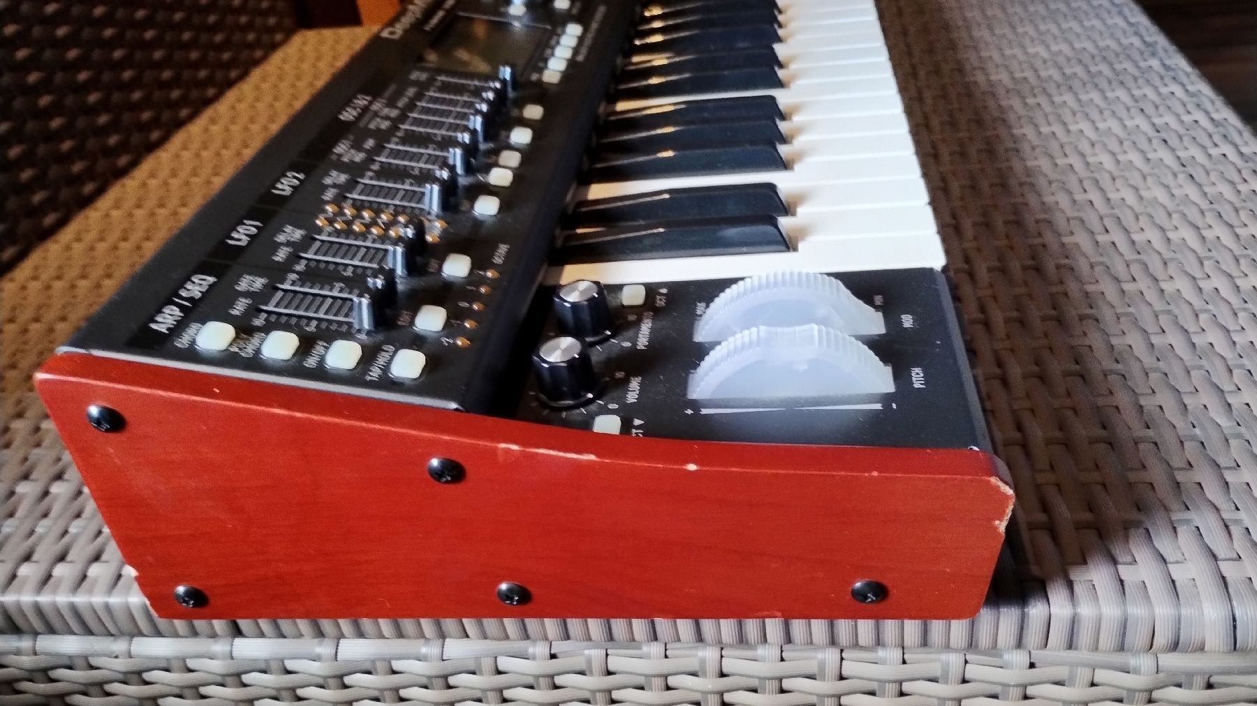 Behringer Strumenti musicali: Behringer Deepmind 6 Synthesizer (auch auf Tutti) – Usato da Nussbaumen AG venduto da off_6rdl 3