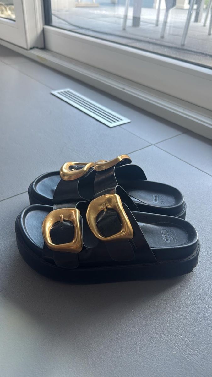 Scarpe da donna: Sandales noires élégantes avec boucle dorée - Taille 37 – Usato da Fully venduto da Melvin5
