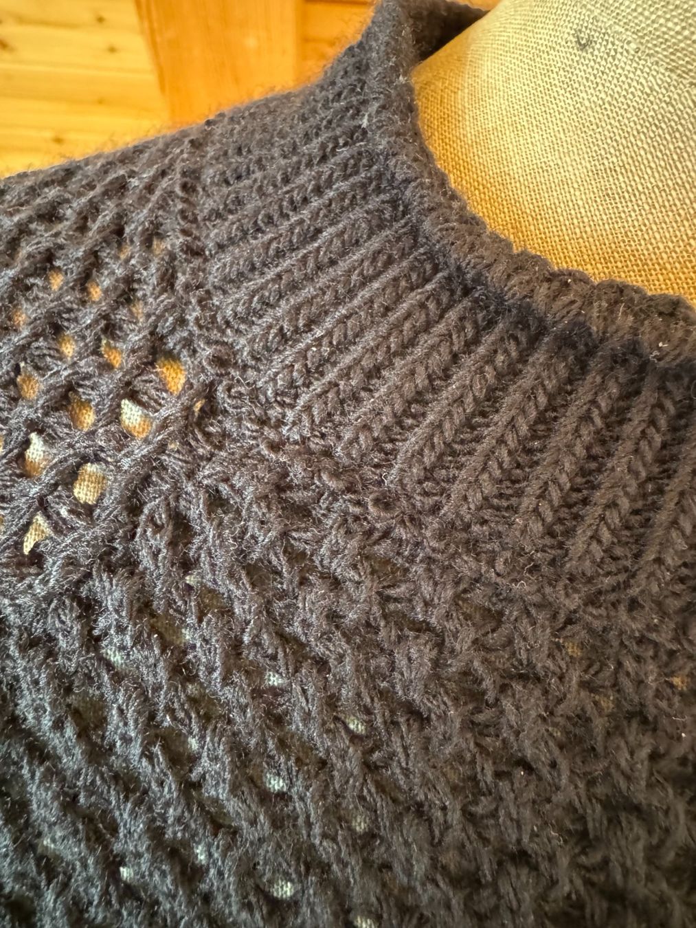 Maglioni & Felpe: Schwarzer Lochstrickpullover von Juul&Belle – Nuovo (secondo la descrizione) da Stäfa venduto da Mofi8712