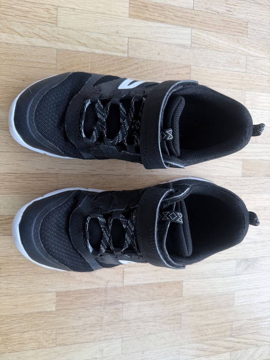 Decathlon Scarpe per ragazzi: Hallenschuhe Gr 35 – Usato da Basel venduto da syl_xt7q 1