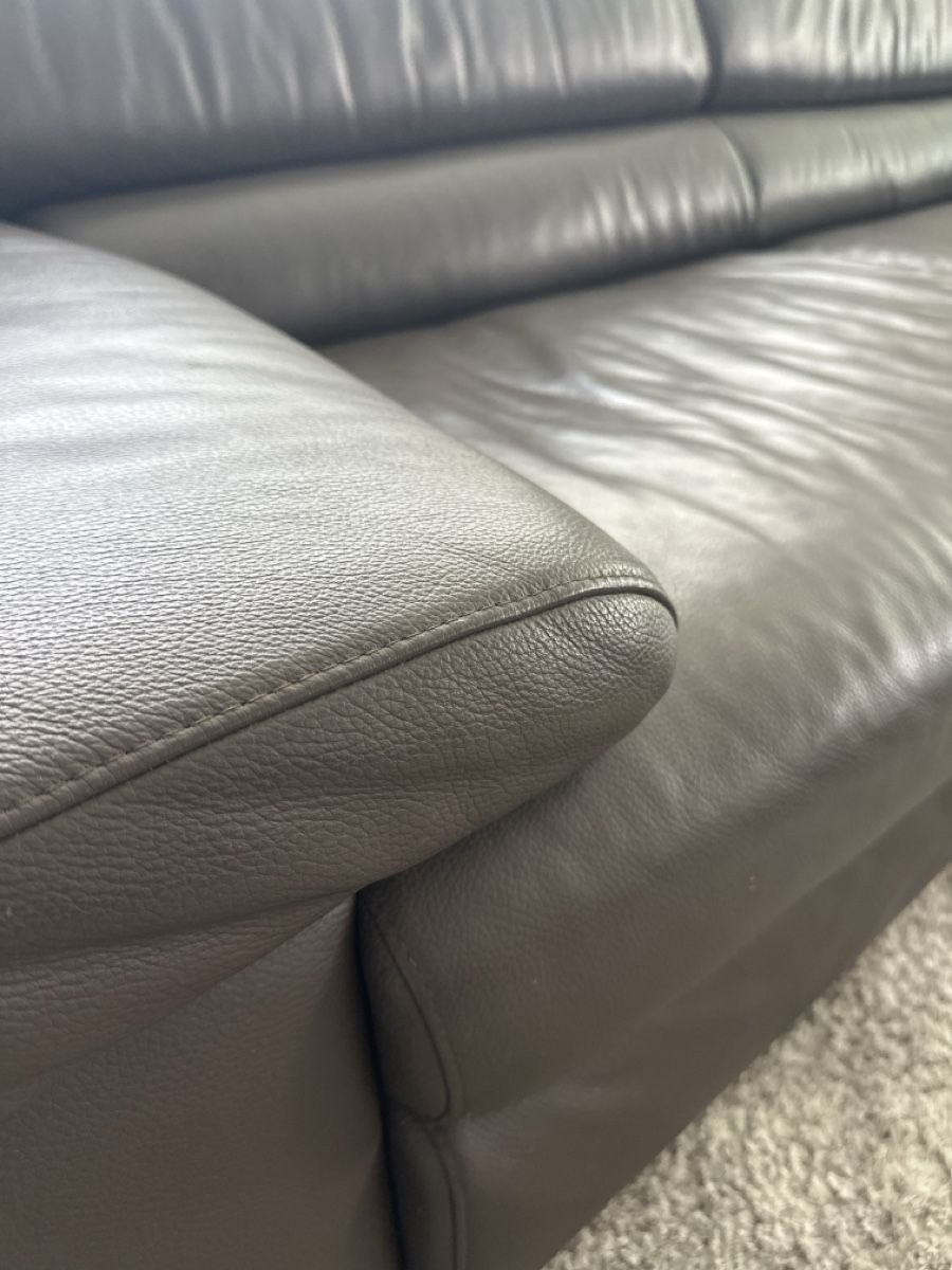 Divani: Echtleder Sofa dunkelbraun, 3er + Sessel + Hocker. Sommer-De – Usato da Zürich venduto da Pausch 1