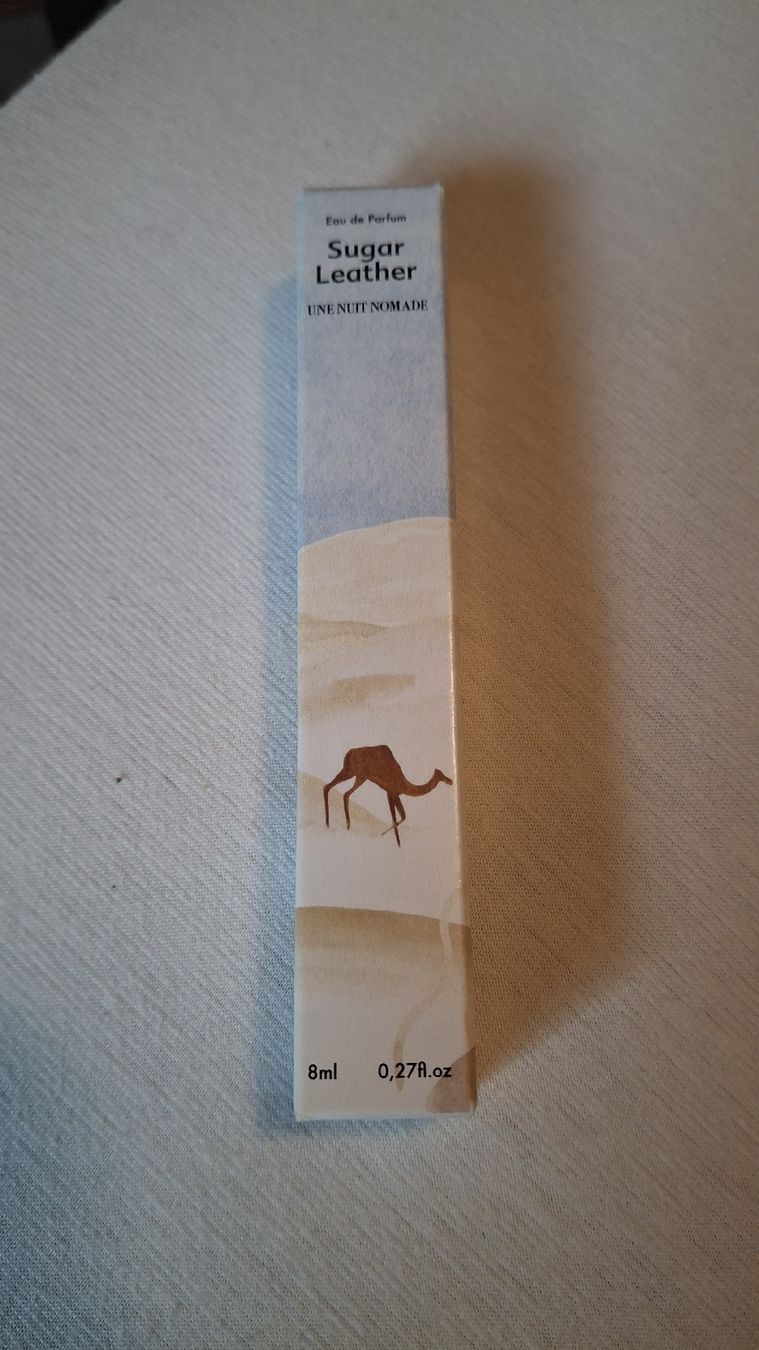 Profumi & Eau de Toilette: Une Nuit Nomade Sugar Leather 8ml – Nuovo e nell'imballaggio originale da Gstaad venduto da Henricos