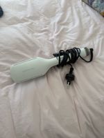 Lisseur/sèche-cheveux GHD. 