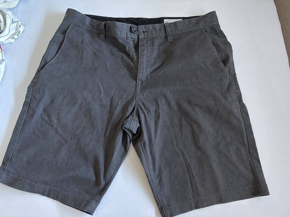 Volcom Pantaloni: Shorts Volcom bequem und elegant Grösse 36 – Usato da Henggart venduto da Qtisland