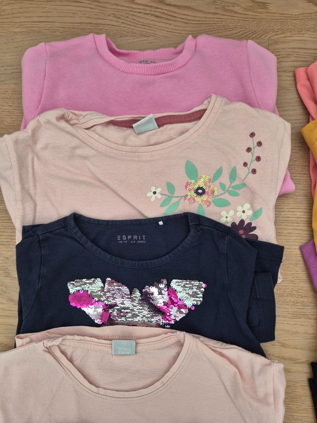 Blouses, T-shirts & Tops: 25 langarmtshirts Grösse 98/104 – D'occasion à Pfäffikon SZ par Ka6ka 1