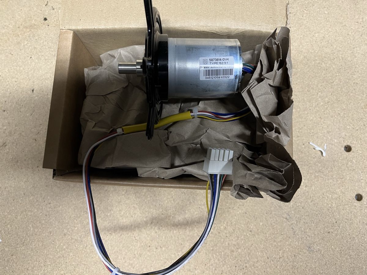 Husqvarna Tagliaerba: Moteur de coupe Husqvarna 320 réf 587381401 – Nuovo e nell'imballaggio originale da Vers-chez-Perrin venduto da mor_r5vs