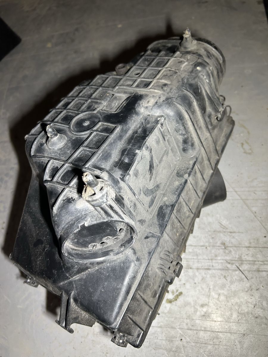 Volkswagen Tutti pezzi di ricambio auto: Golf2 Luftfilterkasten (G60) – Usato da Gampelen venduto da ste_r6hj 3