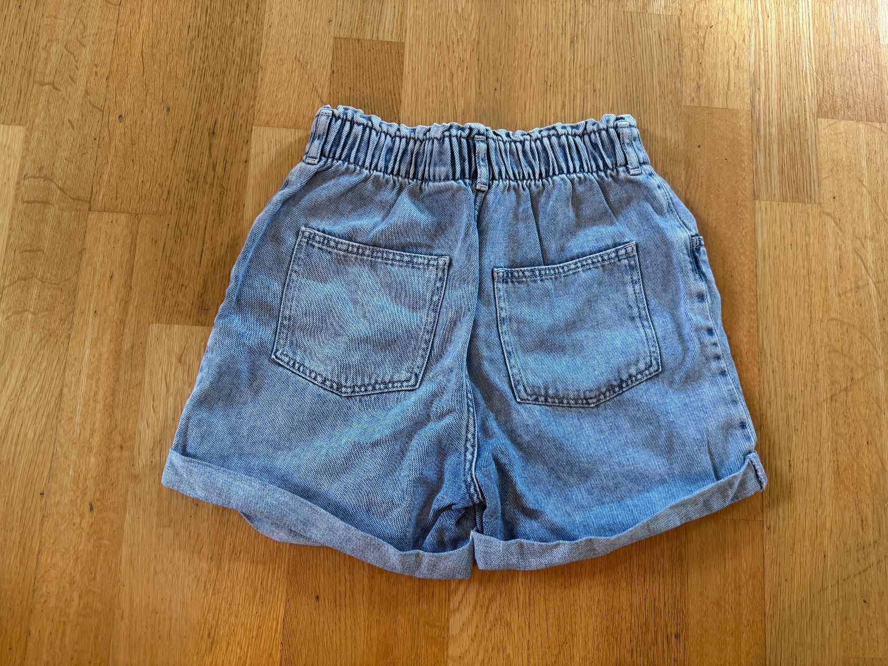 H&M Pantaloni: Jeansshorts – Usato da Spiez venduto da HomeShoppingSpiez 1