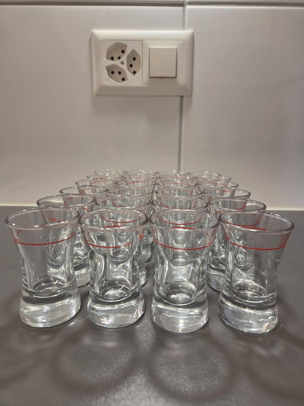 Bicchieri: 24 Shot Gläserli mit rotem Rand, Schnaps Stamperl Set – Usato da Schaffhausen venduto da AndreaR1983