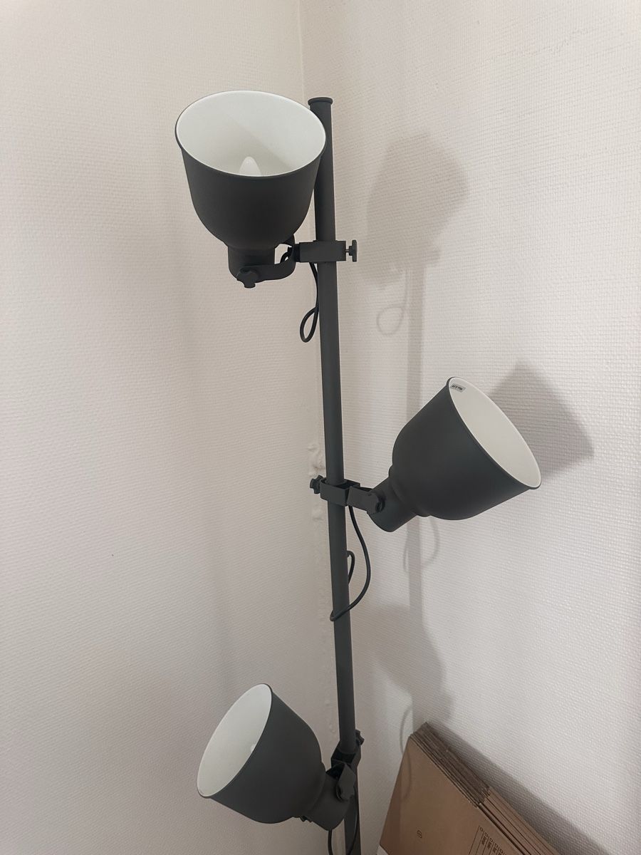 Ikea Lampade: Modern Industrial Style Floor Lamp - Three Adjustable Heads – Nuovo (secondo la descrizione) da Genève venduto da pav_56rv 1