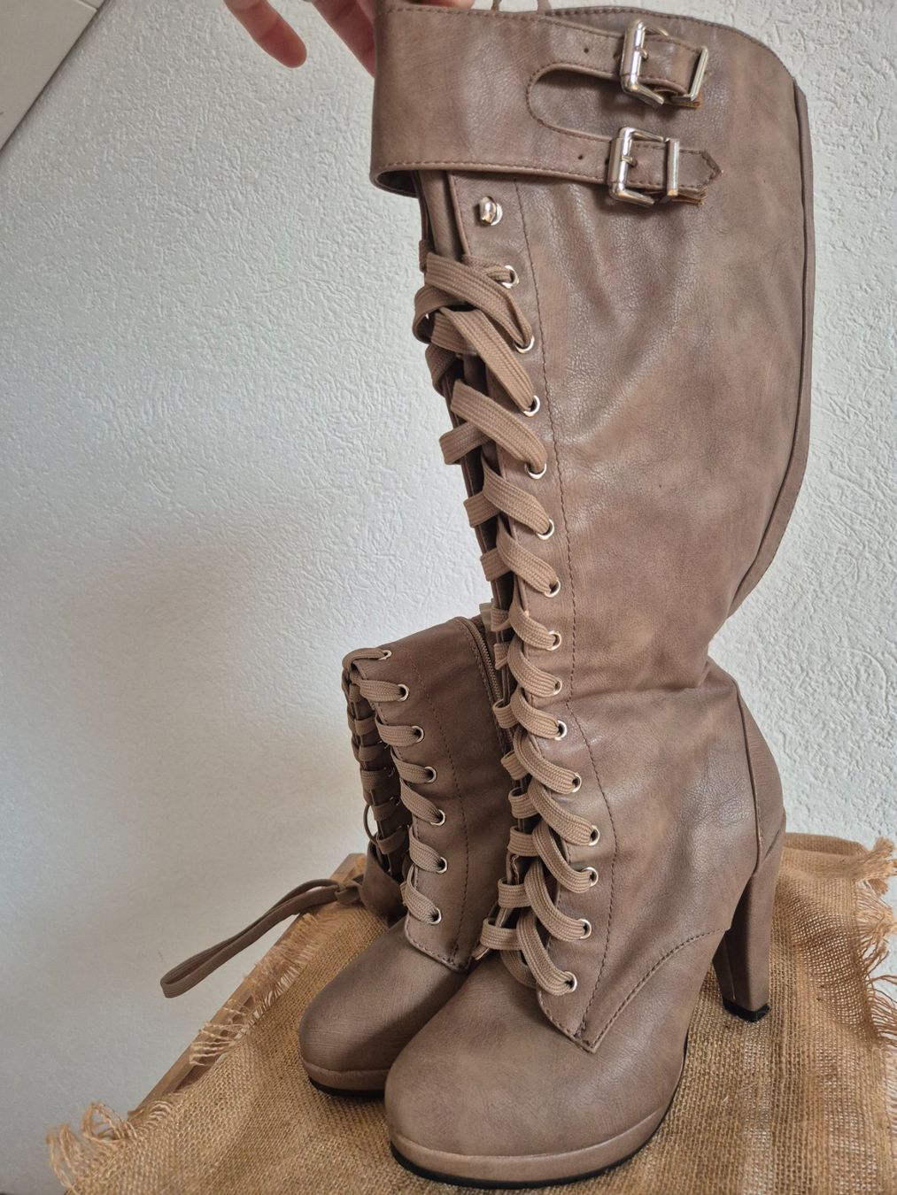 Scarpe da donna: Bottes hautes à lacets, couleur taupe – Usato da Alle venduto da Fanny8952