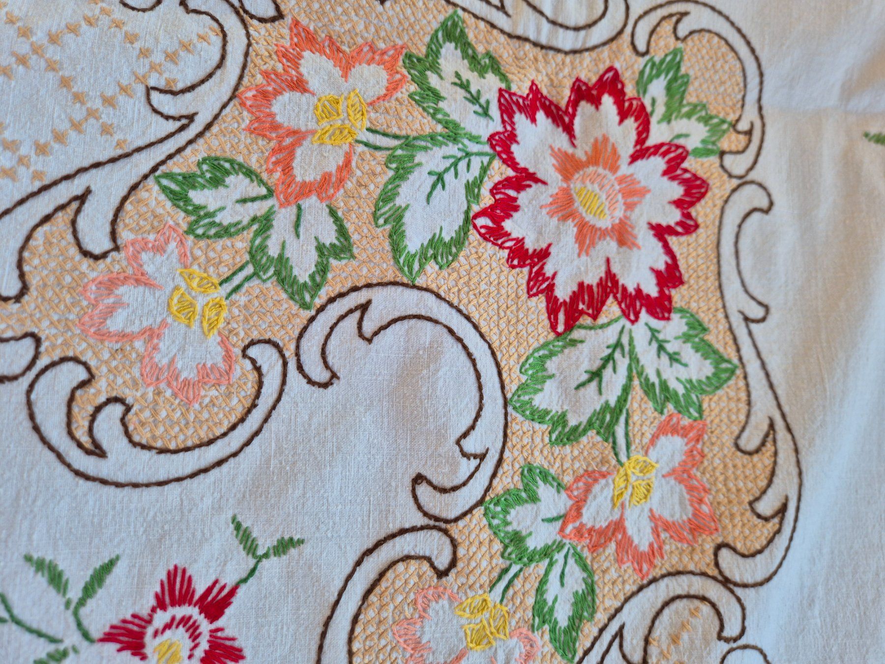 Altra biancheria da tavola: Tischdecke bestickt Blumenmuster , Handarbeit – Usato da Bern venduto da aronari 7