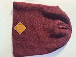 Warme, weinrote Wintermütze