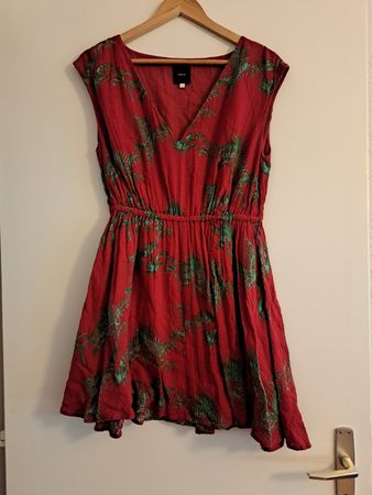 Robe rouge imprimé feuilles taille 1 bon état
