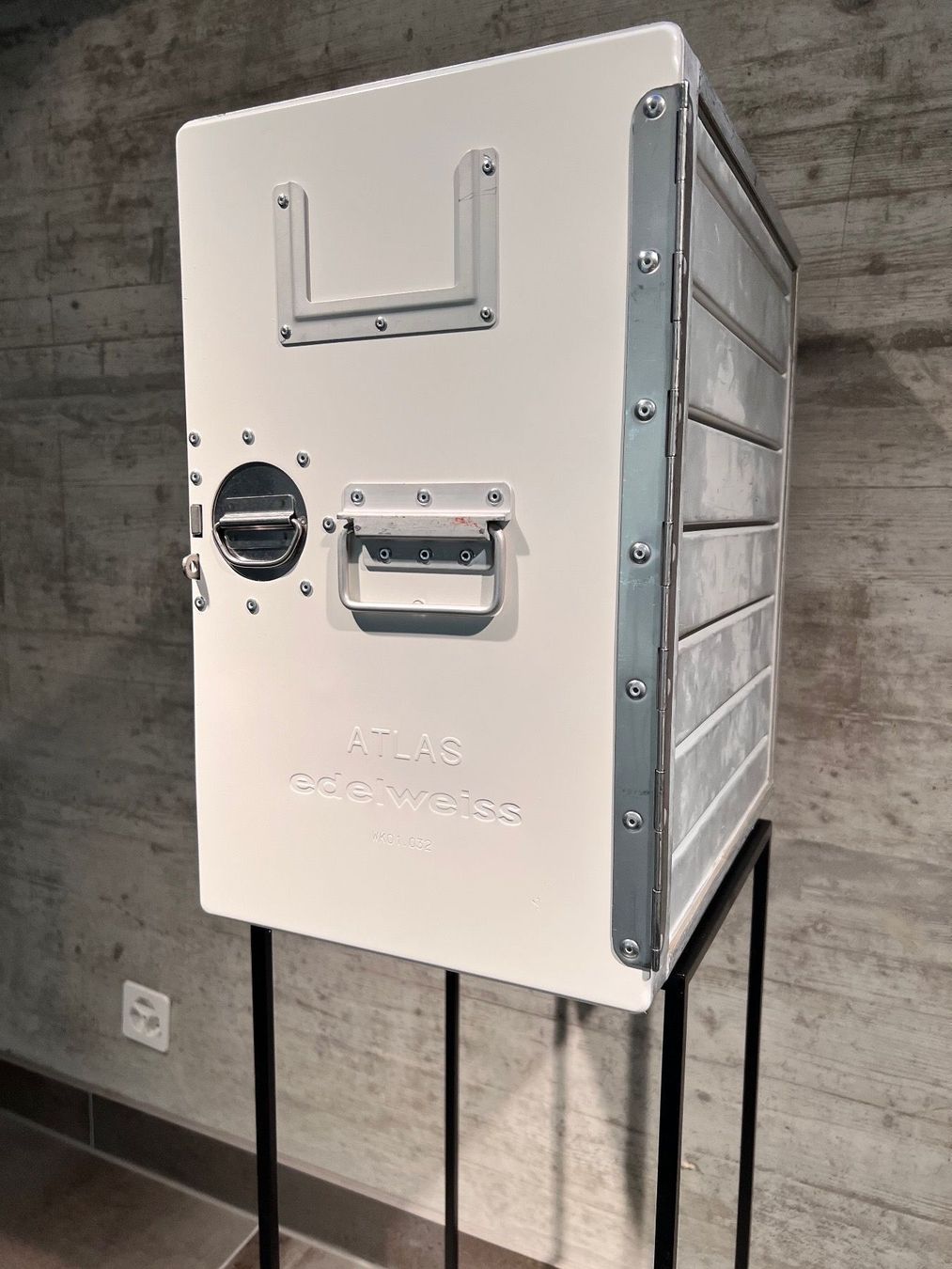 Altro in Aeronautica: Edelweiß Flugzeugtrolley Designer Kommod – Usato da Fruthwilen venduto da bodensee_manufaktur 4