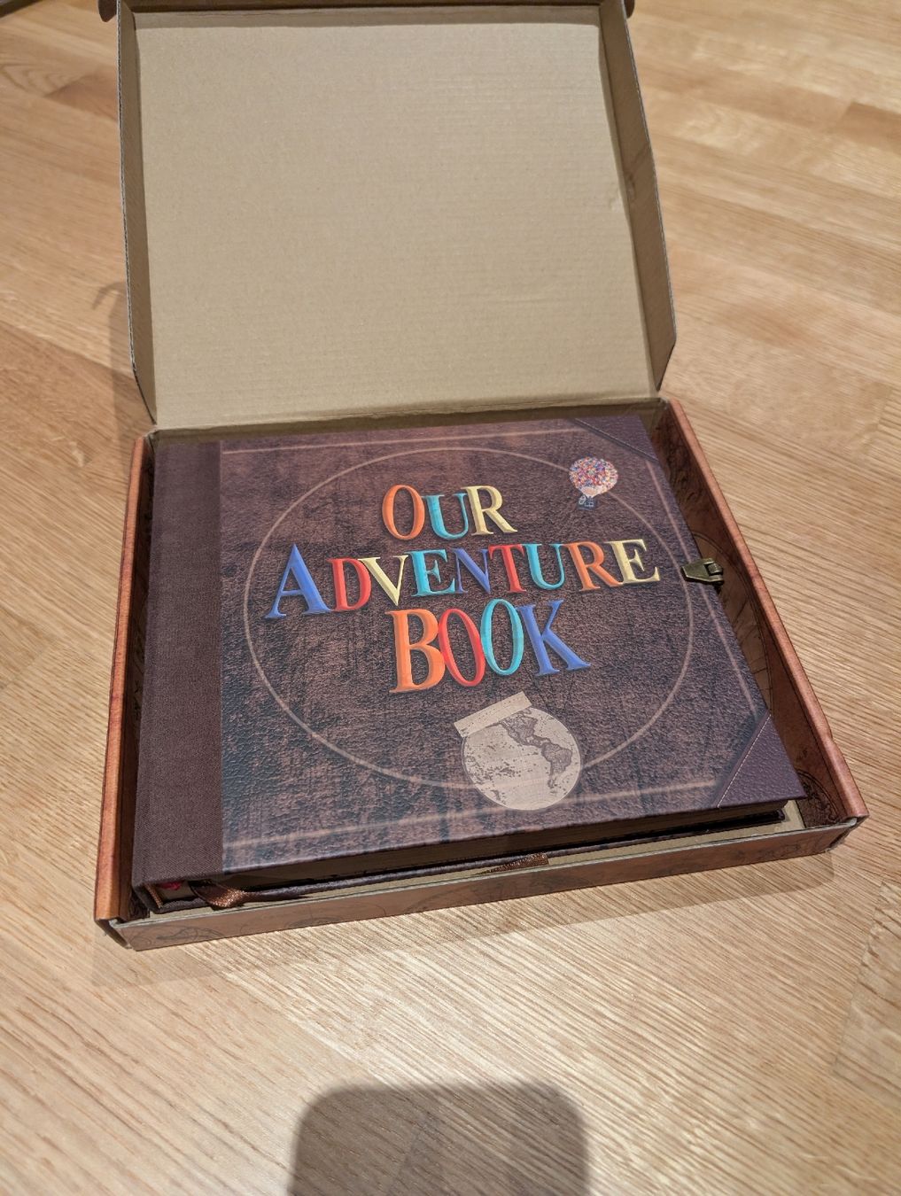 Libri: Reisebuch "Our Adventure Book" mit Verpackung – Nuovo e nell'imballaggio originale da Oberuzwil venduto da fabienne.manser