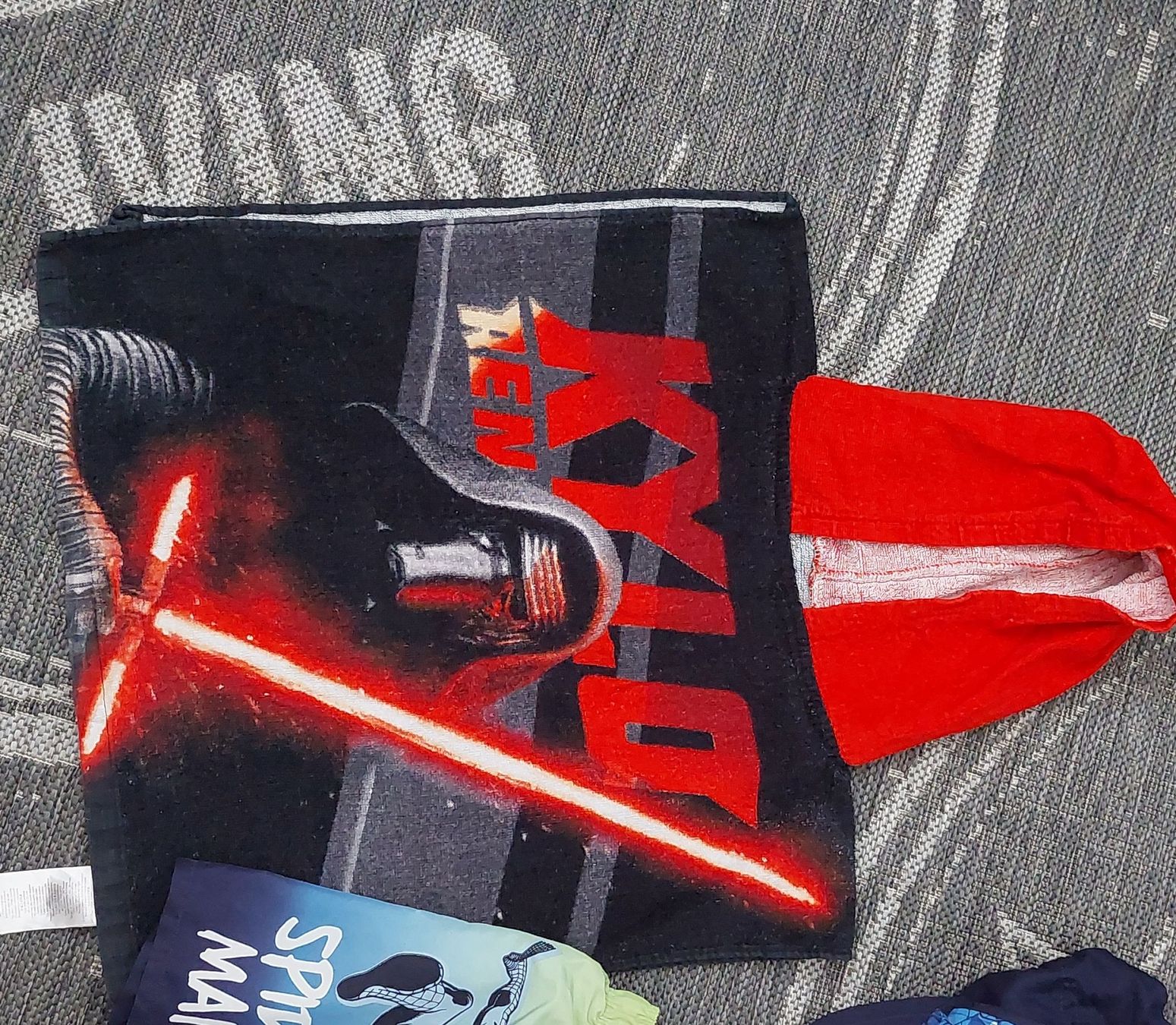 H&M Costumi da bagno: Kinder Badetuch Star Wars mit Badehose und Cap Spiderman – Usato da Egolzwil venduto da mobiledeluxe