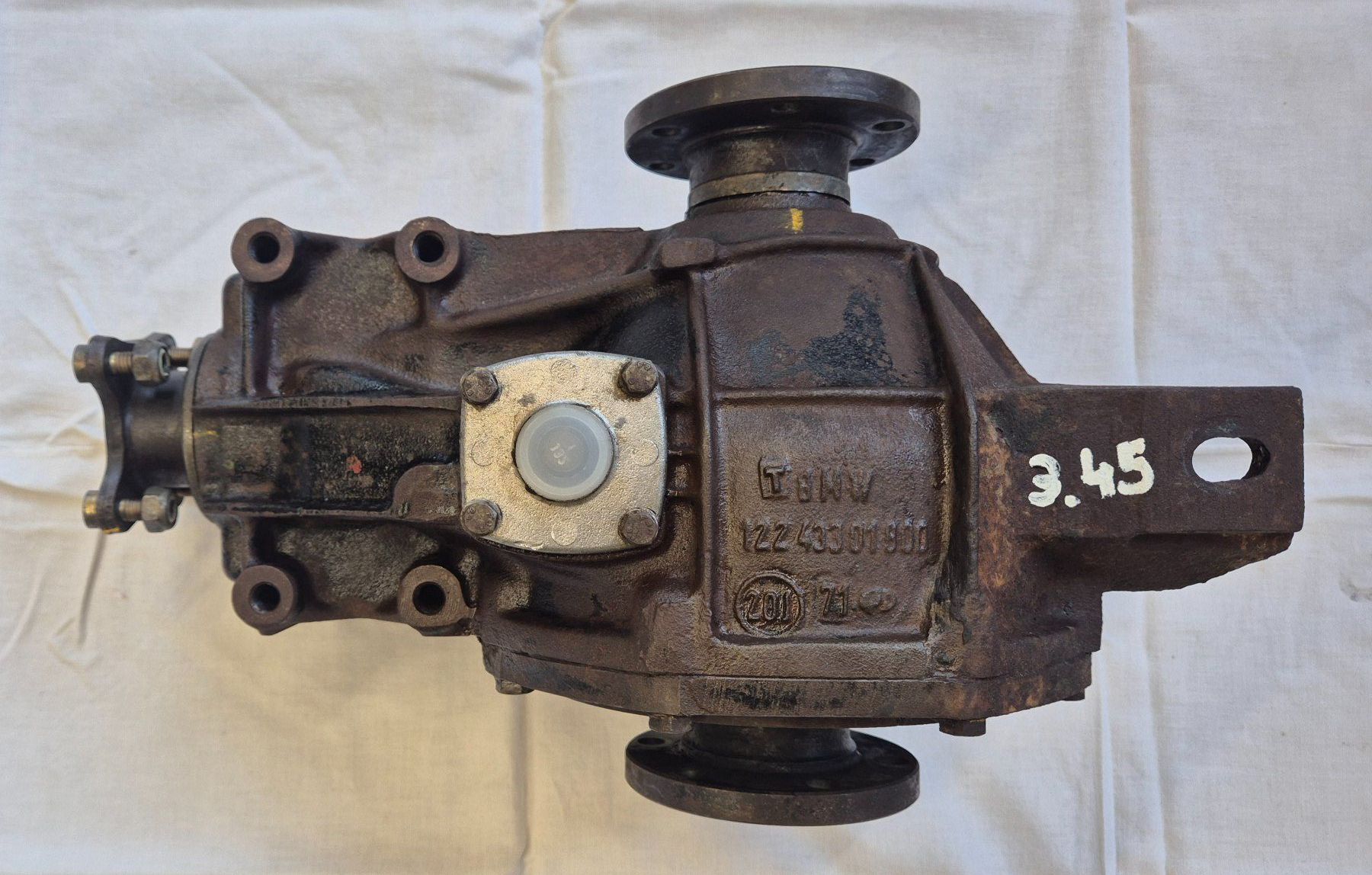 BMW Tutti pezzi di ricambio auto: BMW 2800, E3, Hinterachsdifferential ,3.45 : 1 Übersetzung – Usato da Bremgarten AG venduto da Osella5