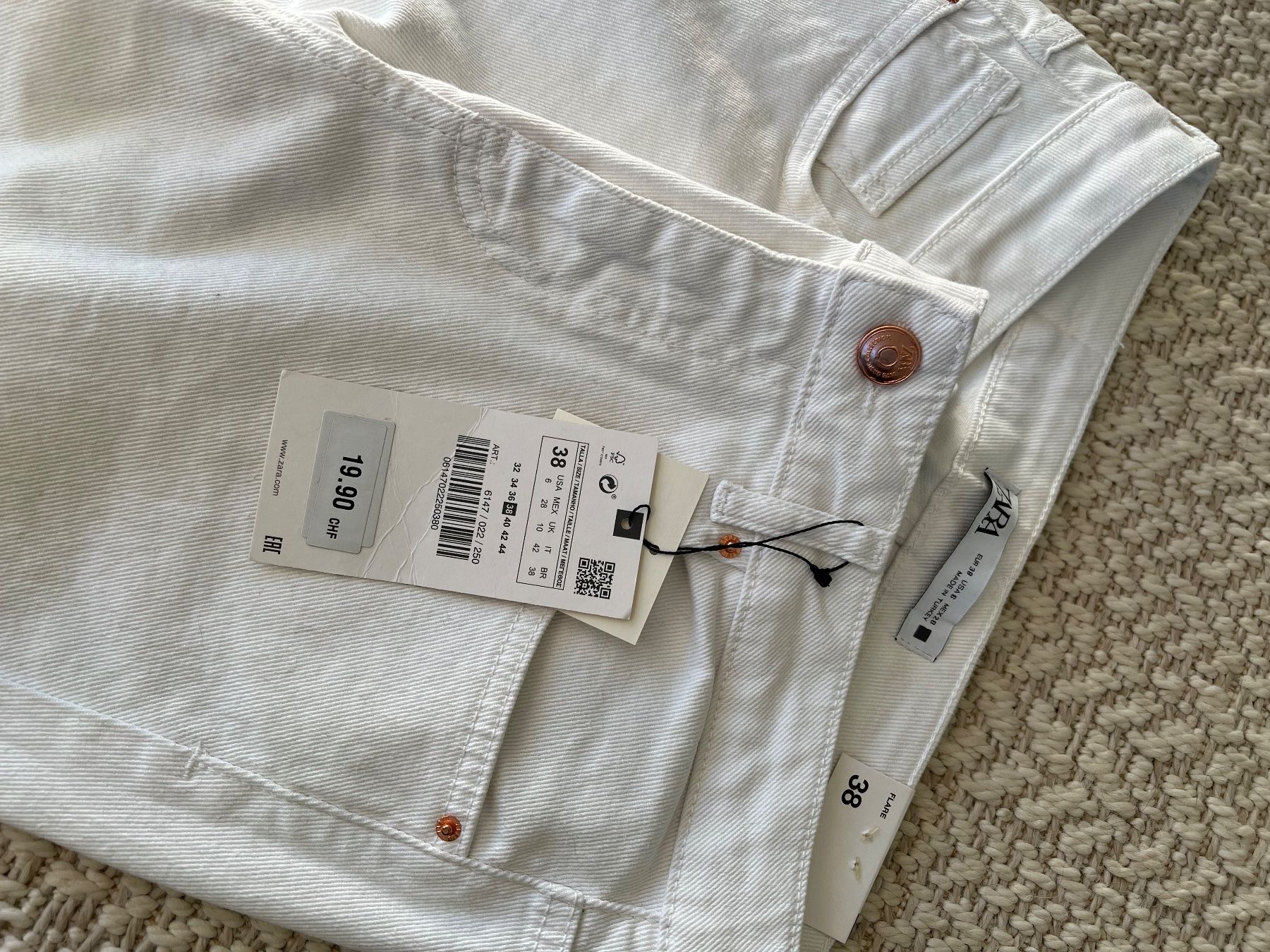 Zara Jeans: Zara Flare White Jeans 38 – Nuovo (secondo la descrizione) da Ebmatingen venduto da Charliz 3