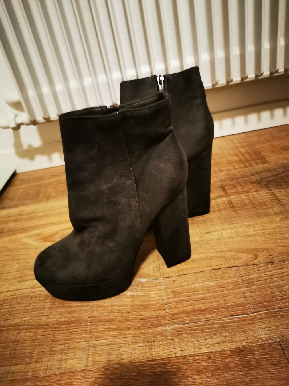 Scarpe da donna: Winter Stiefeletten Wildleder grau, Blockabsatz Gr. 39 – Nuovo (secondo la descrizione) da Balsthal venduto da Leila_Luna 1