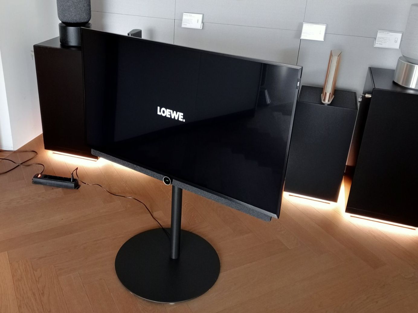 Loewe Televisori: Loewe Bild 3.43 inkl. drehbarem Bodenstandfuss – Usato da Zofingen venduto da Bolligerag