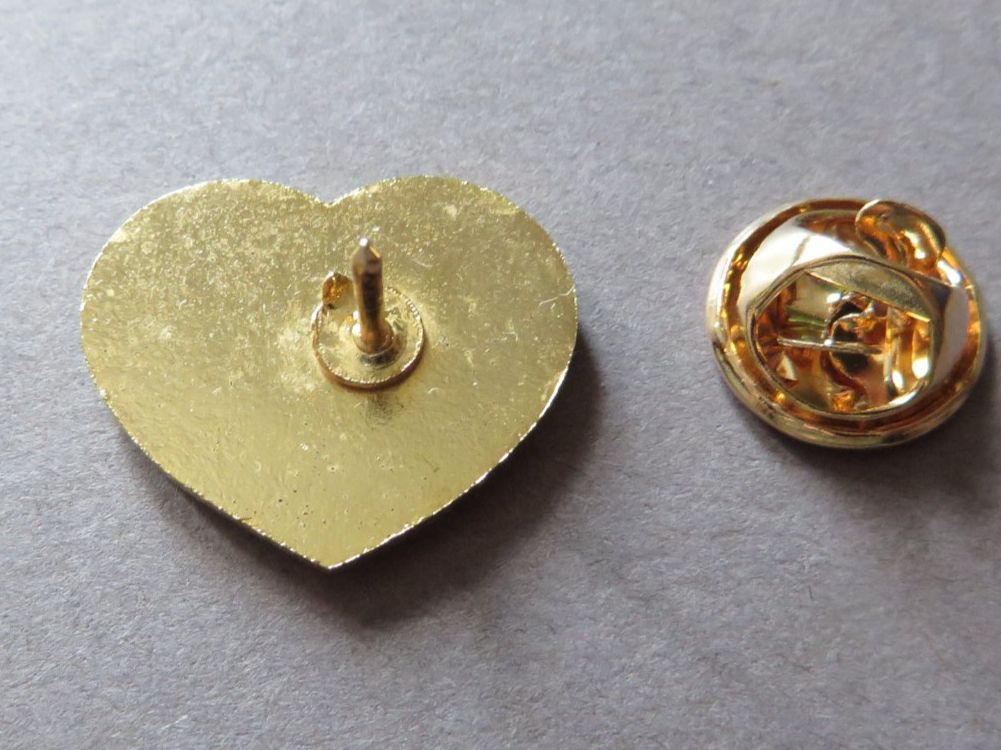 Placchette & Badge: PIN SCHWEIZ TOURISMUS LENK HERZ – Usato da Neuhausen venduto da luckimucki 1