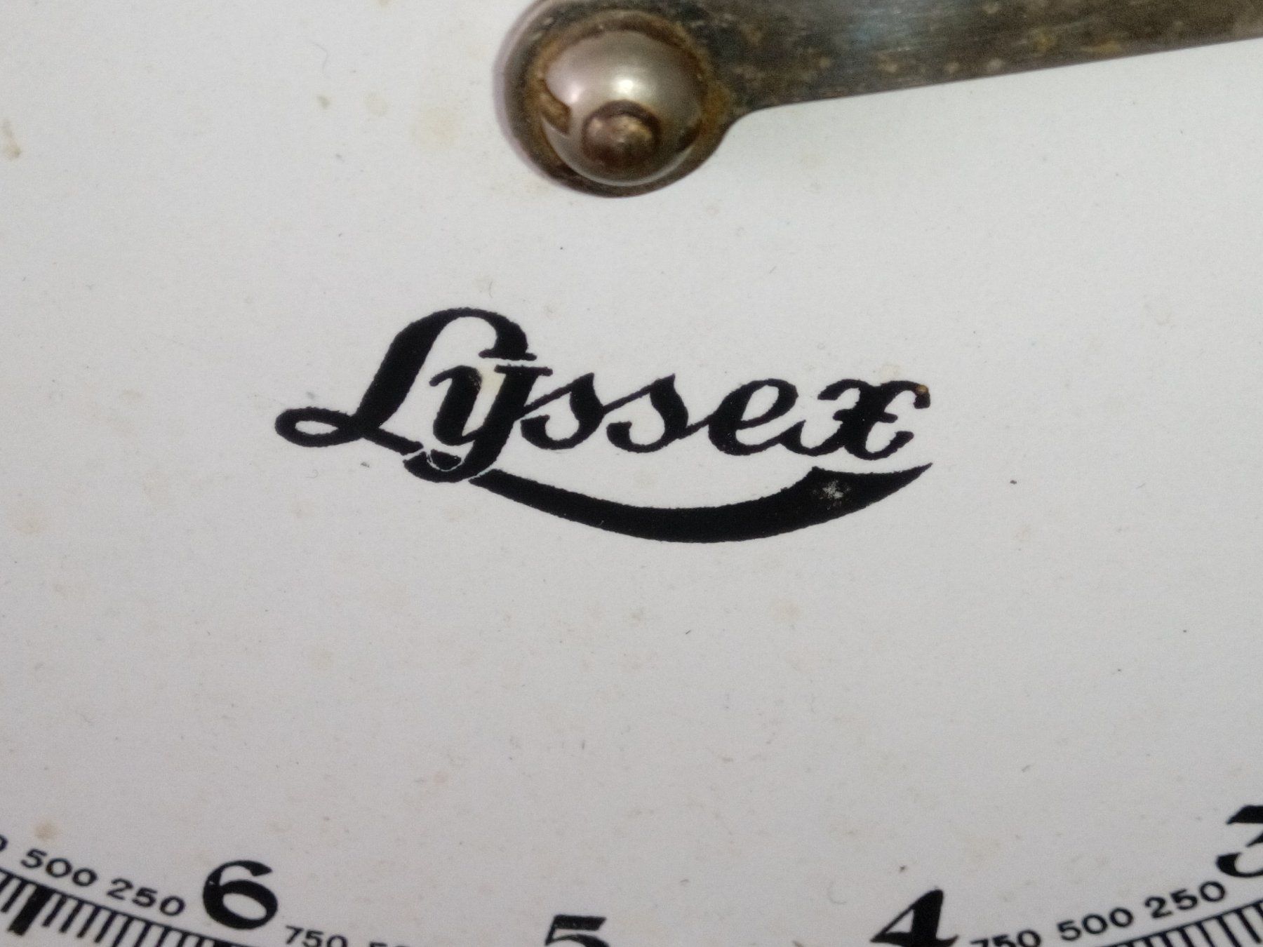 Lyssex Waagen und Gewichte: Alte Küchenwaage – Defekt aus Zürich von Mitzi6 2