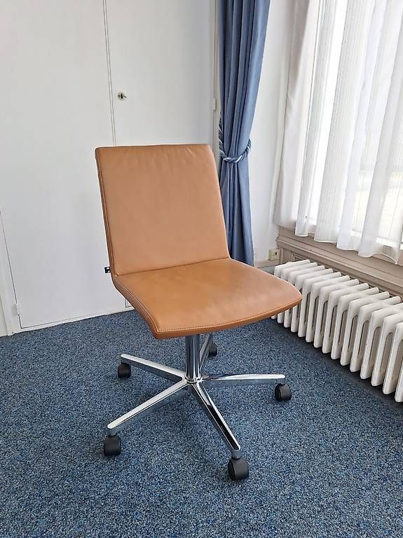 Set di tavolo e panche: Table ronde et ses 4 chaises de bureau/ conférence – Usato da lausanne venduto da andre_rcht 2