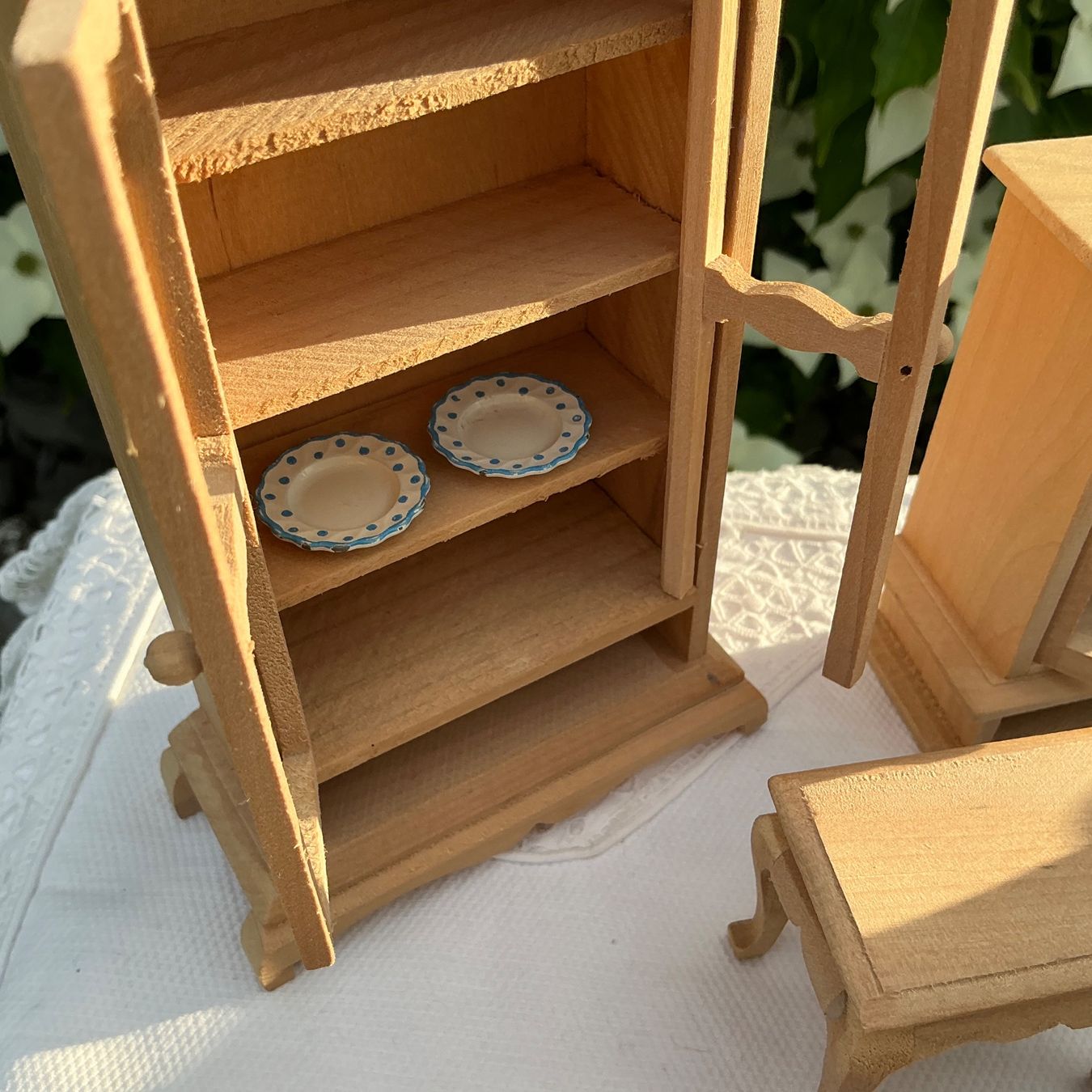 Case e mobili per bambole: ÄLTERE PUPPENSTUBENMÖBEL – Usato da Zell LU venduto da Silvermemory 3