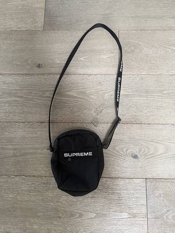 Sacs: Supreme Umhängetasche – D'occasion à Möriken AG par nil_hmm8