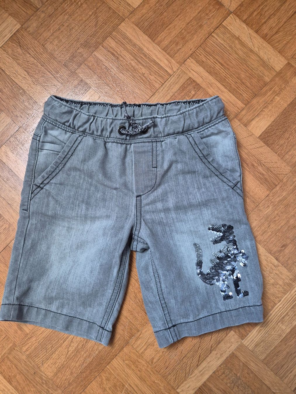 C&A Pantaloni: Shorts jeans, grau mit Dino, Gr. 110 – Usato da Dietikon venduto da grafad