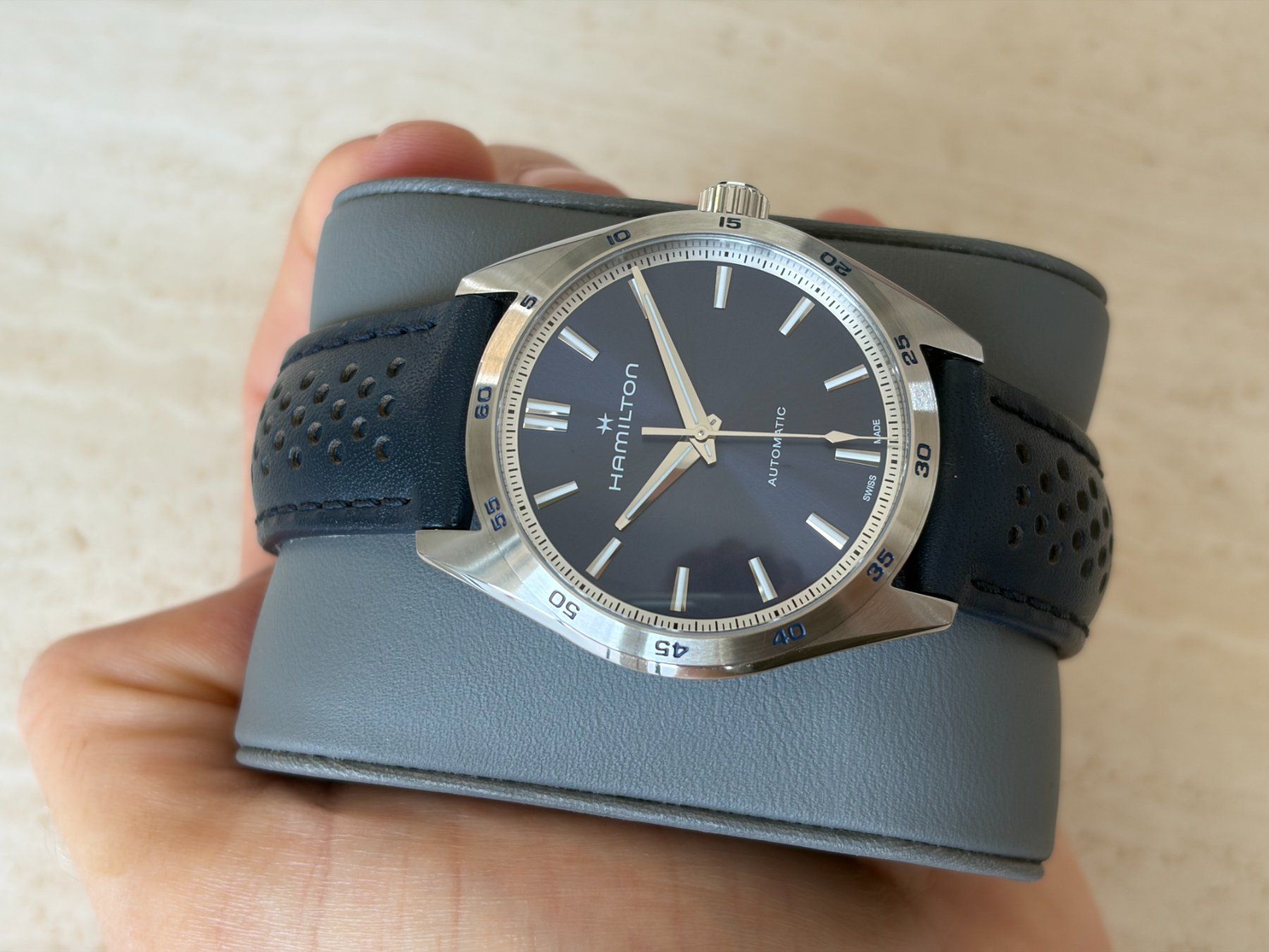 Hamilton Orologi: Hamilton Jazzmaster Performer Auto 38mm Blau H36215640 – Nuovo (secondo la descrizione) da Horgen venduto da magma94
