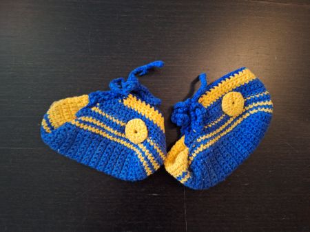 Süsse gehäkelte Babyschuhe, Gr. 10cm, blau/gelb
