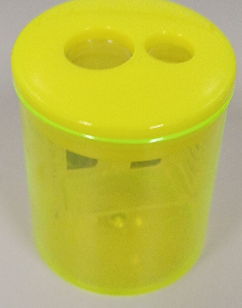 Spitzer: Taille-crayon double plastique jaune – Neu (gemäss Beschreibung) aus Le Grand-Saconnex von Cornichon.Geek