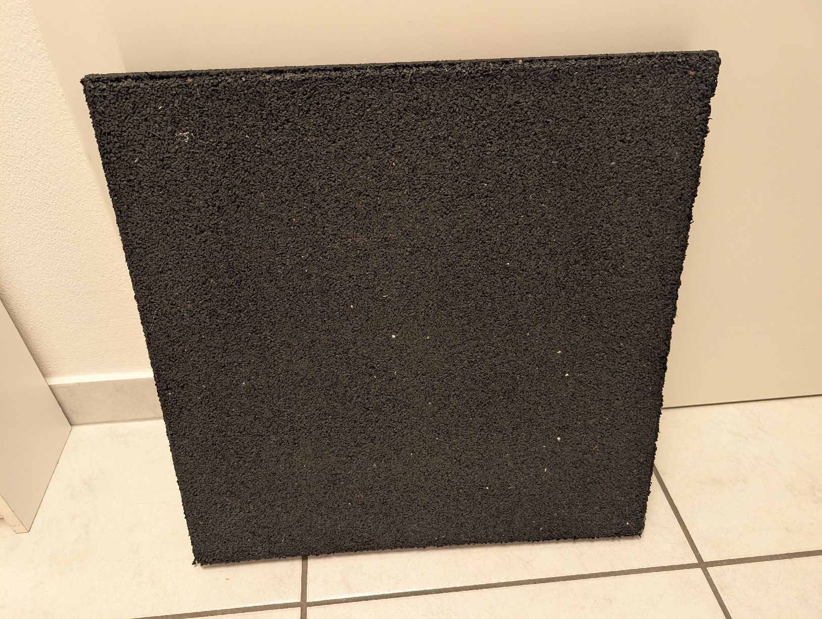 Bodenbeläge: 39 Fallschutzmatten schwarz 50x50x4.5 cm – Gebraucht aus Altendorf von fel_l2gr