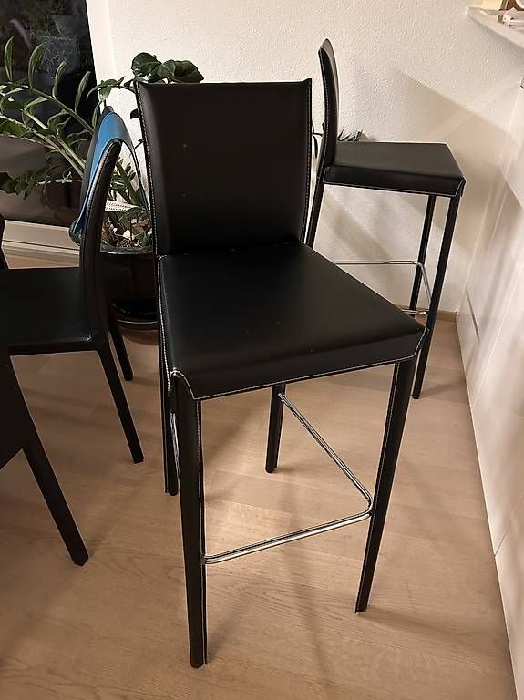 Chaises: 2 schwarze Barstühle mit Lederbezug – D'occasion à Winterthur par sim_jxy7 1