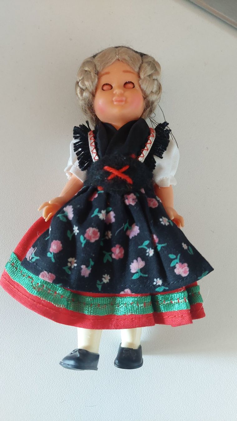Bambole: Ältere Puppe in Tracht – Usato da Erlinsbach venduto da pfunky
