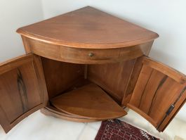 Halbrunde Eckkommode / Eckschränkchen (Biedermeier-Stil)