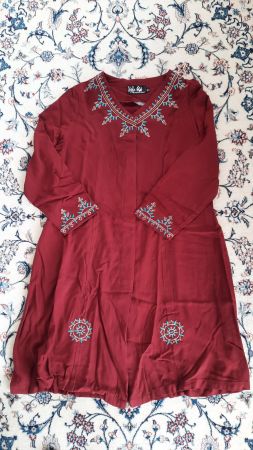 Sommermantel, Trenchcoat; Baumwolle dunkelrot mit Stickerei