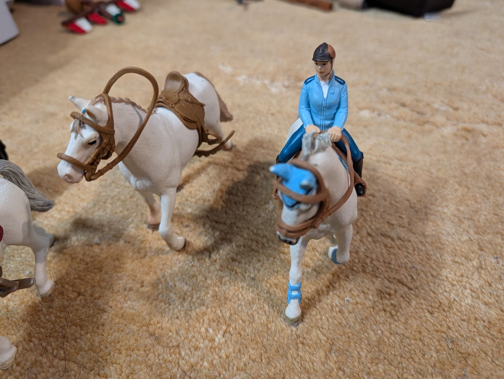 Schleich Giocattoli: 4 Schleich Pferde mit Sattel und einer Reiterin – Usato da Hofstetten SO venduto da Xaver23 1