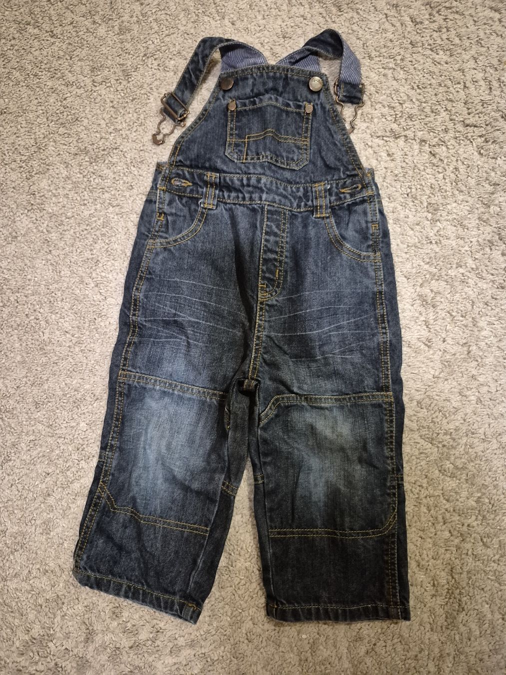 Lotti & Set di vestiti: Set: Latzhose Jeans + Pulli, Grösse 92, Top Zustand! – Usato da Thun venduto da Reb80 1