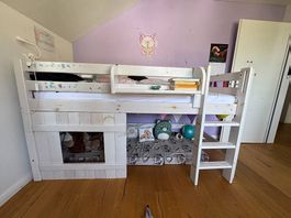 INFANSKIDS Halbhochbett 90x200, Massivholz, mit Hütten-Dekor