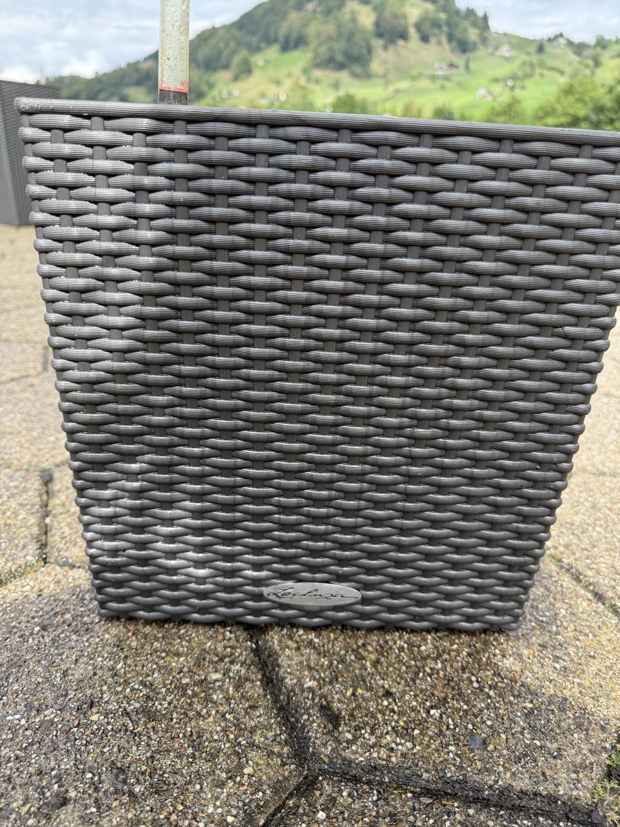 Lechuza Vasi per fiori: 2 Übertöpfe in Rattanlook grau – Usato da Vorderthal venduto da schweif 9