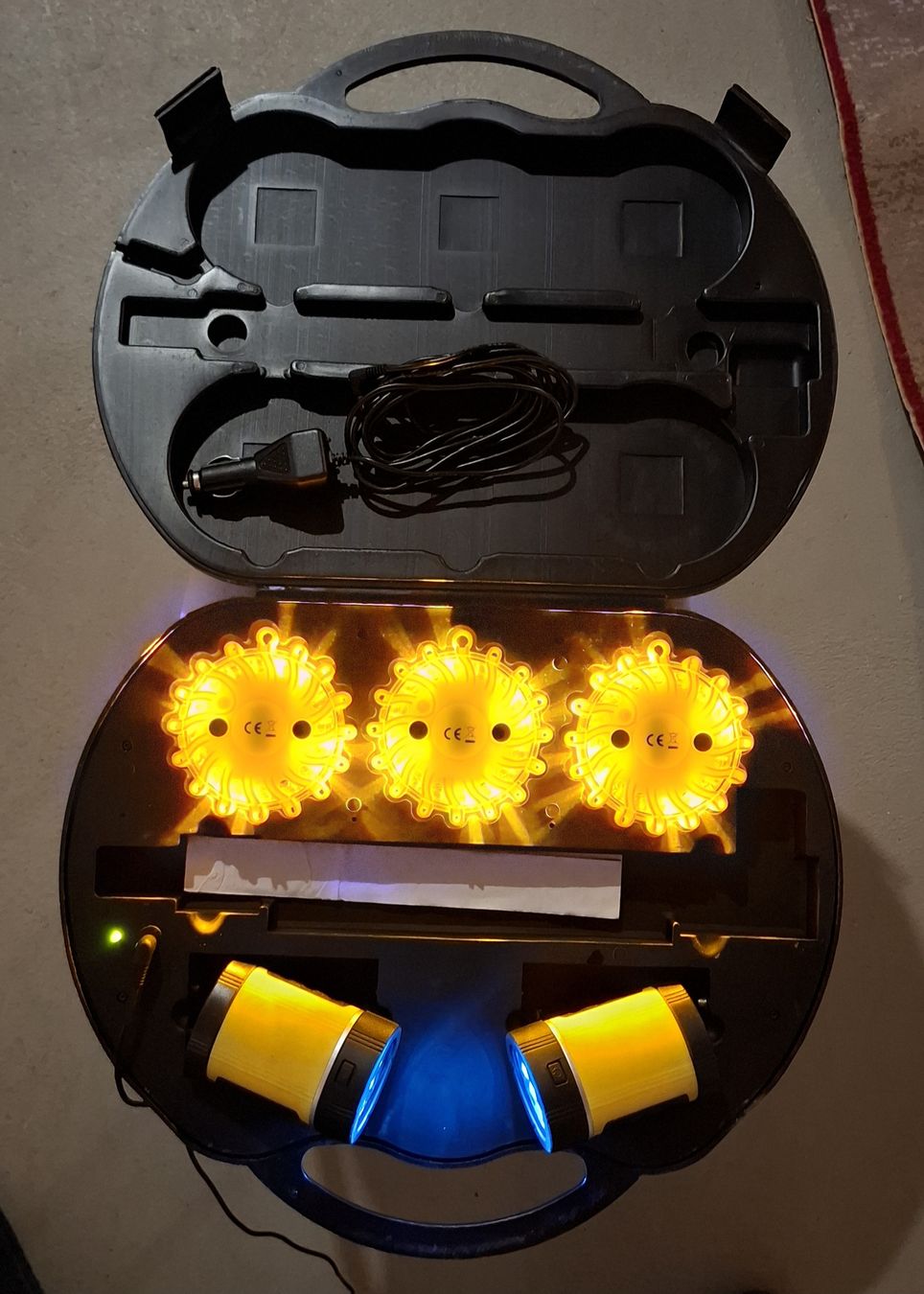 Lampade: Tomworker LED Warnleuchten Set mit Koffer, Out & Indoor! – Usato da Hüttikon venduto da eca_5zw9