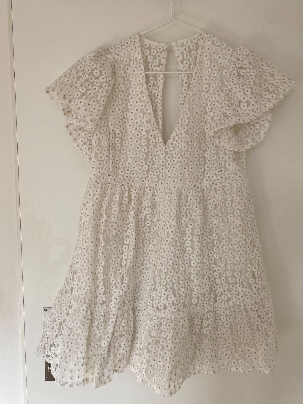 Jumpsuits: Weisses Jumpsuit mit Blumen, Grösse S – Gebraucht aus Neuenhof von UrbanBags