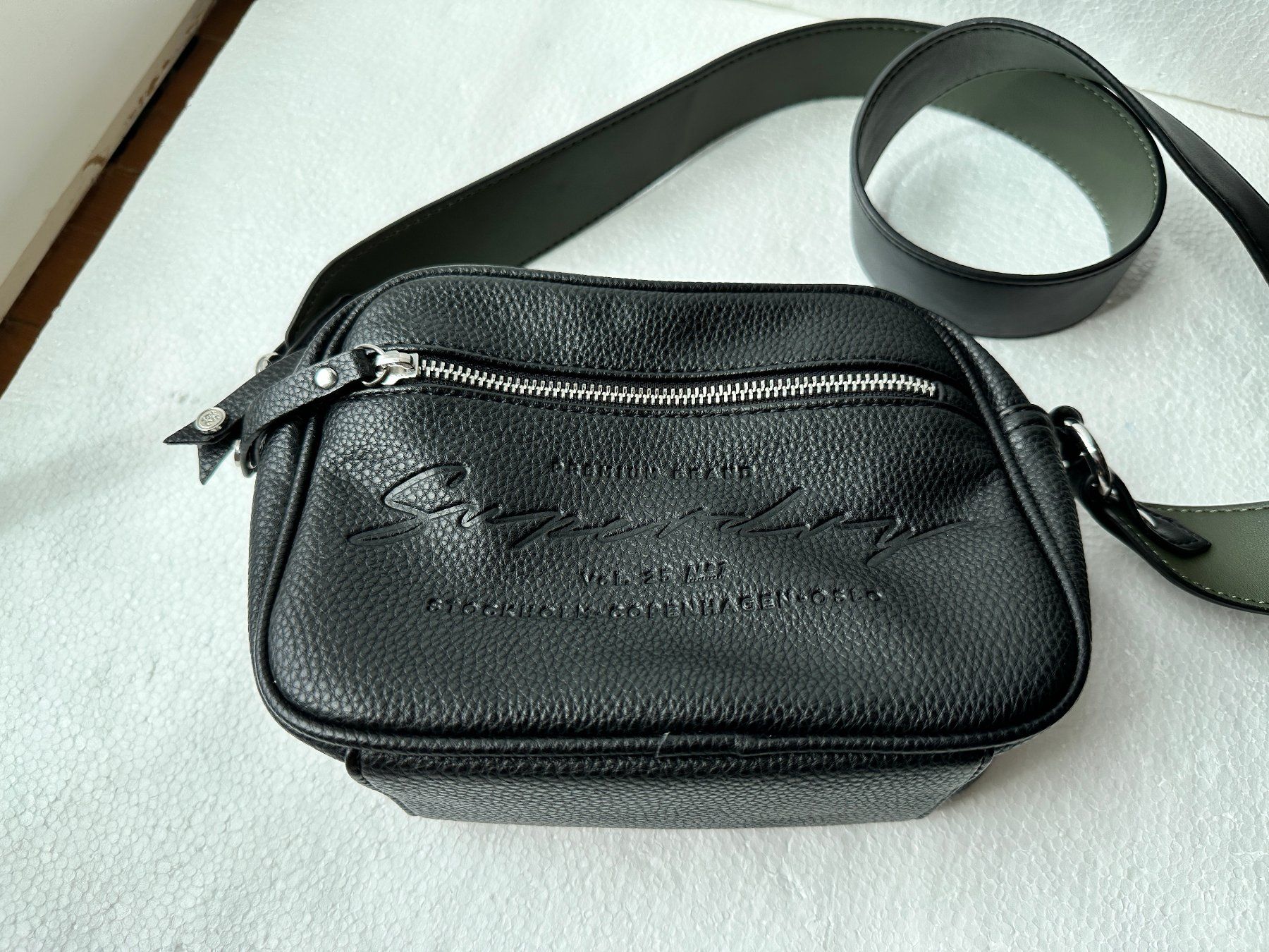 Superdry Borse: Tasche Superdry Kunstleder schwarz – Nuovo (secondo la descrizione) da Gümmenen venduto da FelizitasHermann 6